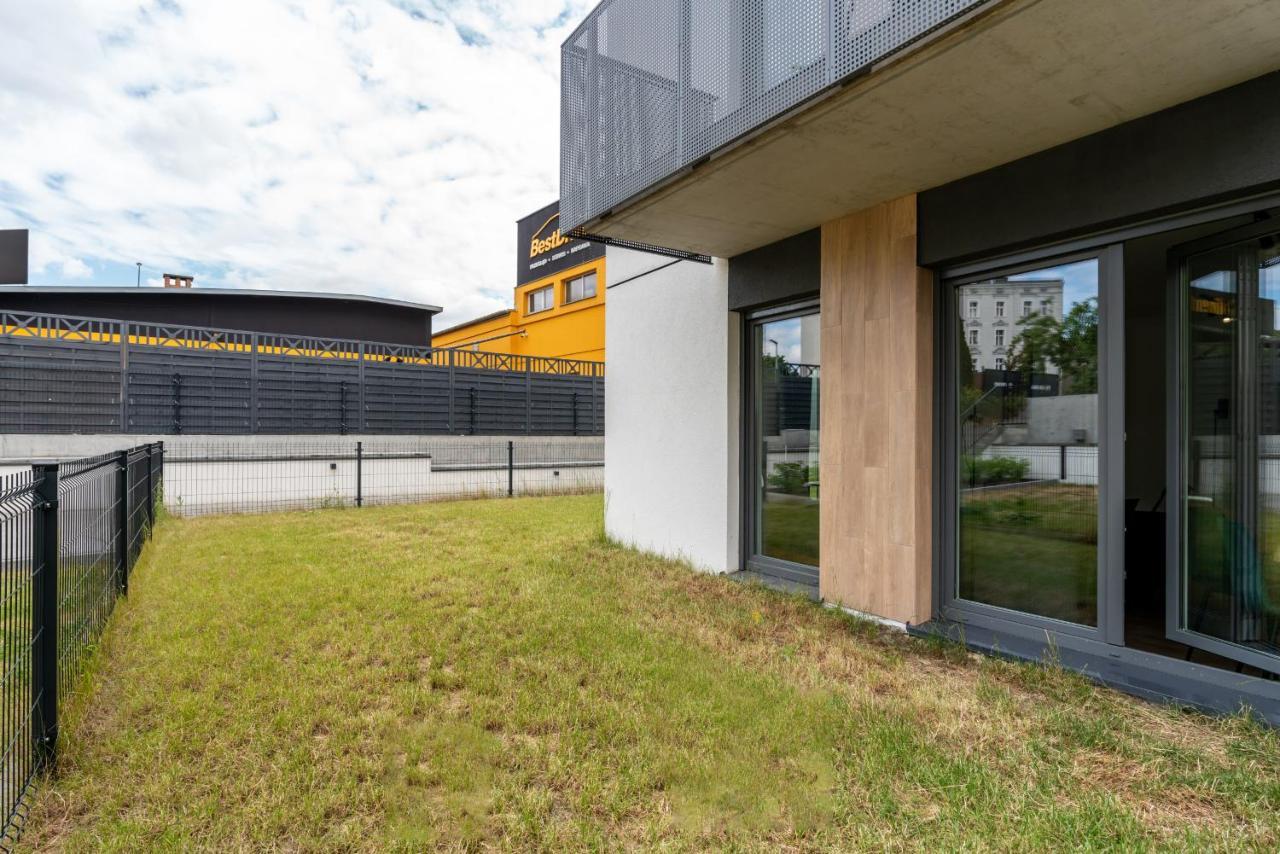 With Garden Dmowskiego 81 By Renters Apartment Poznan